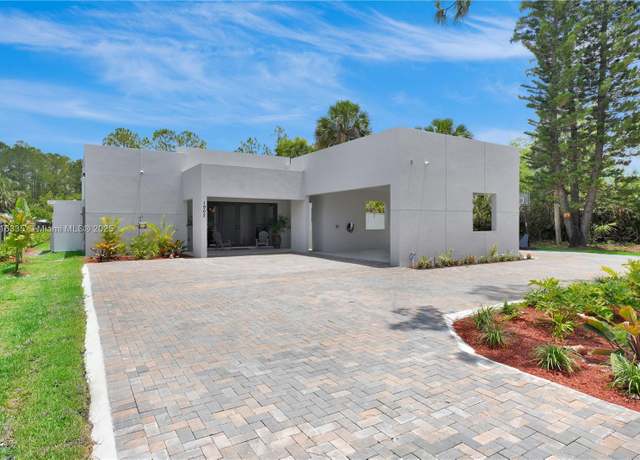 Property at 1902 Della Dr, Naples, FL 34117, 3 beds, 2.5 baths