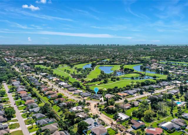 Property at 491 Cypress Way E, Naples, FL 34110, 3 beds, 2.5 baths