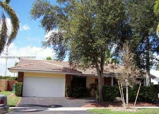 Property at 21490 Highland Lakes Blvd, Miami, FL 33179, 3 beds, 2.5 baths