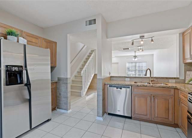 Property at 16675 Hemingway Dr, Weston, FL 33326, 2 beds, 2.5 baths