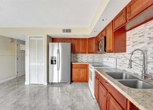 Property at 232 SE 10th Ave #232, Pompano Beach, FL 33060, 2 beds, 2.5 baths