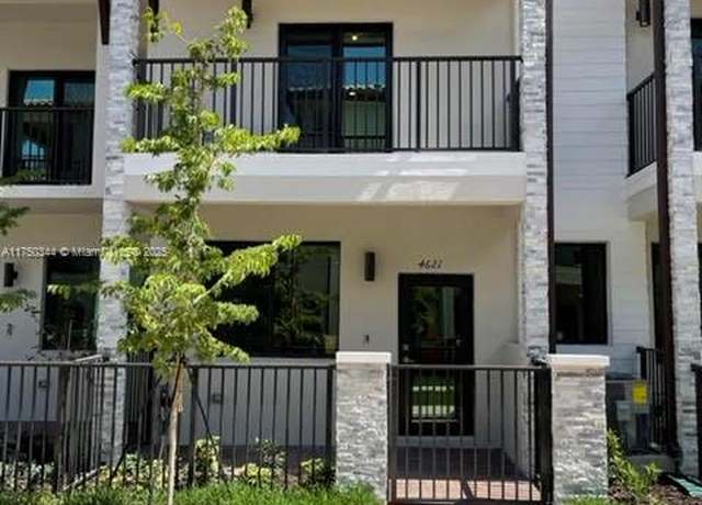 Property at 4621 NW 83rd Path, Doral, FL 33166, 3 beds, 2.5 baths