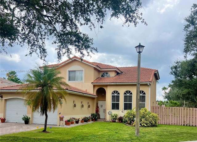 Property at 14422 N Royal Cove Cir, Davie, FL 33325, 4 beds, 3 baths