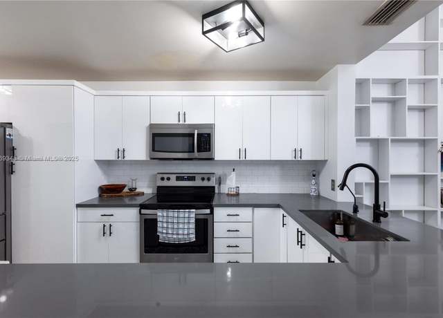 Property at 9137 Limetree Ln #166, Pembroke Pines, FL 33024, 3 beds, 2 baths