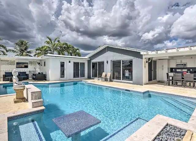 Property at 8031 W 14th Ct, Hialeah, FL 33014, 6 beds, 4.5 baths