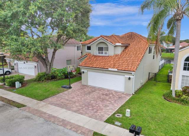 Property at 2791 Oak Park Cir, Davie, FL 33328, 3 beds, 2.5 baths