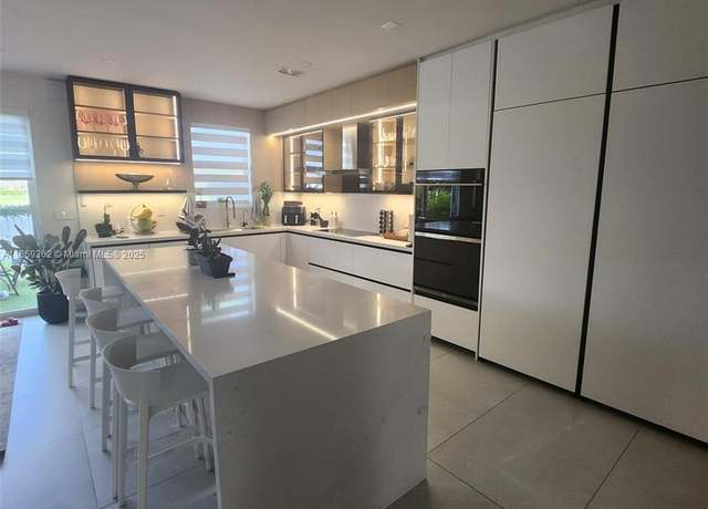 Property at 7875 NW 116th Ave, Doral, FL 33178, 3 beds, 2.5 baths