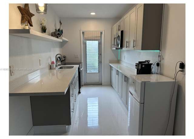 Property at 2514 Hayes St #6, Hollywood, FL 33020, 1 bed, 1 bath