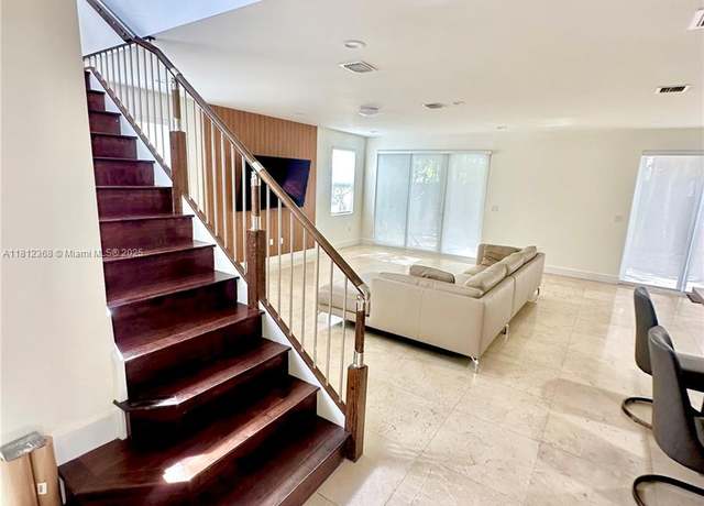 Property at 10450 NW 69th Ter, Doral, FL 33178, 5 beds, 4 baths