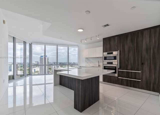 Property at 851 NE 1st Ave #1904, Miami, FL 33132, 1 bed, 2 baths