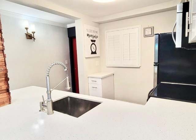 Property at 633 NE 2nd Ave #2, Fort Lauderdale, FL 33304, 2 beds, 2 baths