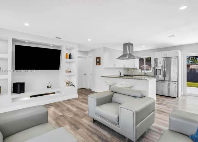 Property at 330 N 70th Ave, Hollywood, FL 33024, 3 beds, 2 baths