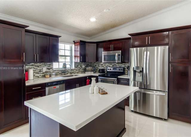 Property at 16329 SW 78th Ter, Miami, FL 33193, 4 beds, 2 baths