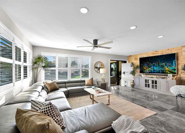 Property at 372 Golfview Rd #201, North Palm Beach, FL 33408, 3 beds, 2 baths