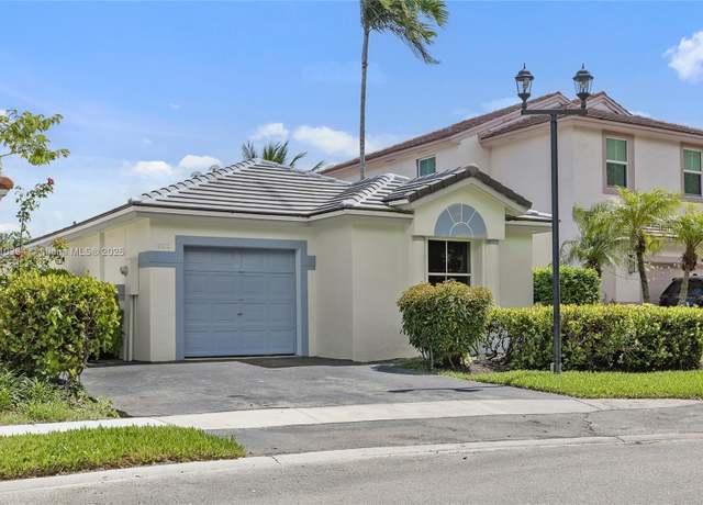 Property at 7572 NW 3rd St, Plantation, FL 33317, 2 beds, 2.5 baths
