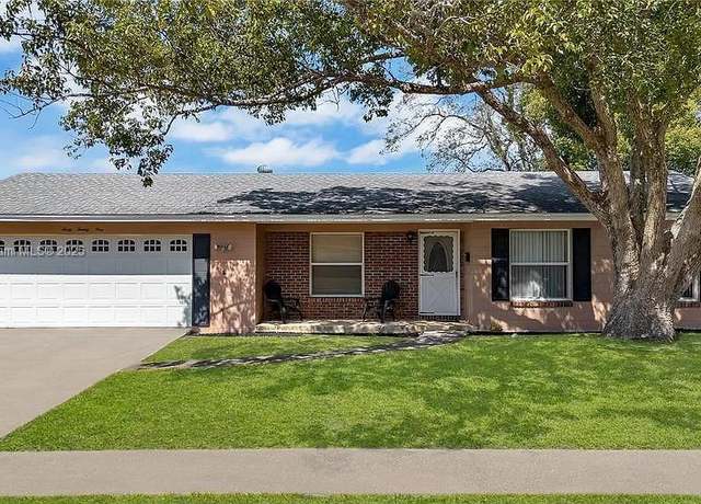 Property at 6021 Wedgewood Cir, Orlando, FL 32808, 5 beds, 2.5 baths