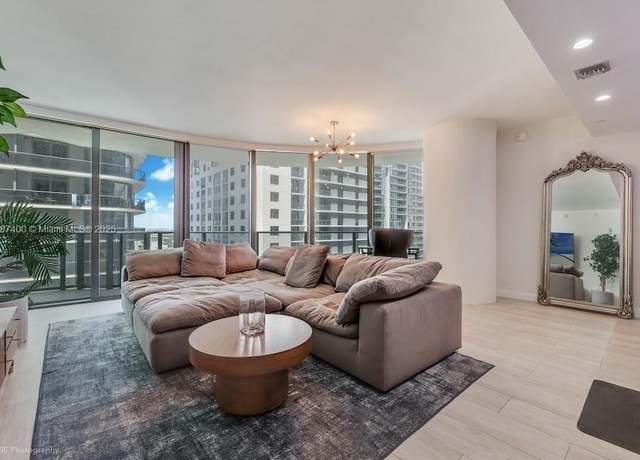 Property at 45 SW 9th St #1808, Miami, FL 33130, 2 beds, 2 baths
