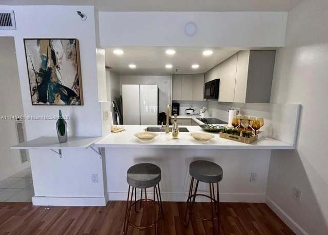 Property at 540 Brickell Key Dr #728, Miami, FL 33131, 1 bed, 1.5 baths