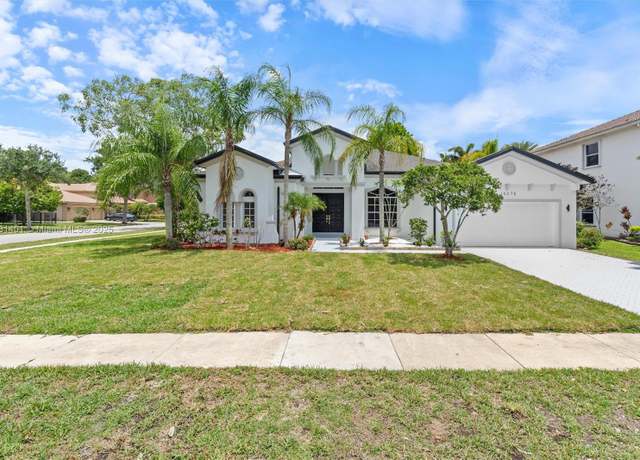 Property at 10275 Oak Meadow Ln, Lake Worth, FL 33449, 3 beds, 2 baths