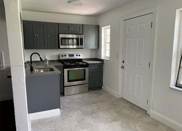 Property at 802 S 24th Ave, Hollywood, FL 33020, 4 beds, 2 baths
