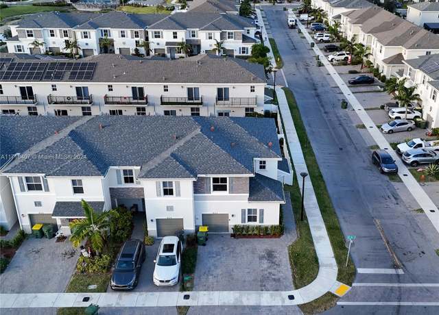 Property at 833 SE 19th St, Homestead, FL 33034, 4 beds, 3 baths