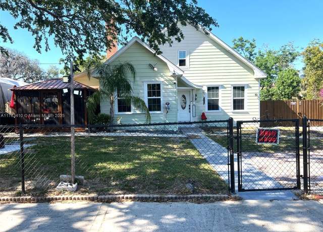 Property at 121 E Walnut St, Avon Park, FL 33825, 3 beds, 2.5 baths