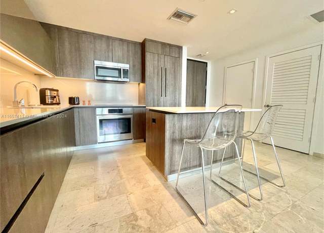 Property at 88 SW 7th St #1805, Miami, FL 33130, 2 beds, 2.5 baths