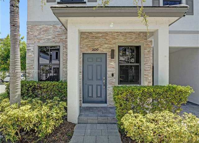 Property at 1600 SW 28 St, Fort Lauderdale, FL 33315, 3 beds, 2.5 baths