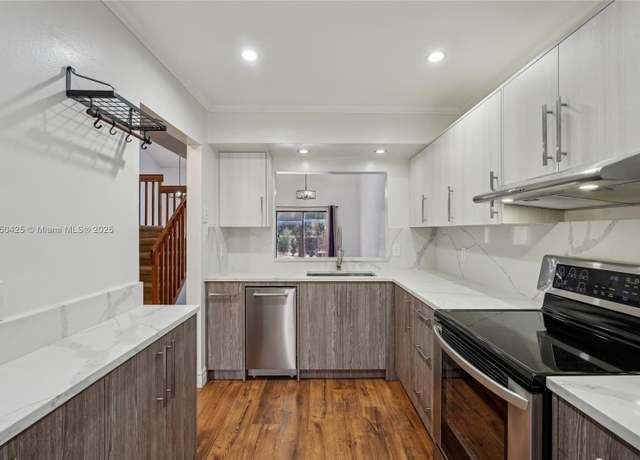 Property at 468 SE 14th St, Dania Beach, FL 33004, 2 beds, 2 baths