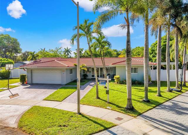Property at 6919 Willow Ln, Miami Lakes, FL 33014, 4 beds, 3.5 baths