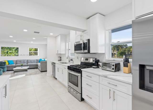 Property at 711 N 66th Ave, Hollywood, FL 33024, 5 beds, 3 baths