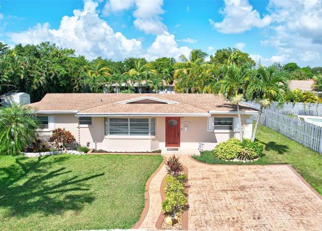 Property at 16702 NW 73rd Ct, Hialeah, FL 33015, 5 beds, 2 baths