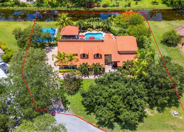 Property at 11915 Green Oak Dr, Davie, FL 33330, 6 beds, 4 baths