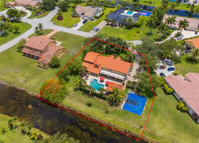 Property at 11915 Green Oak Dr, Davie, FL 33330, 6 beds, 4 baths