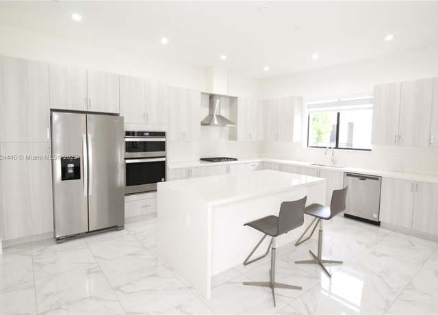 Property at 4335 NW 81st Ave, Doral, FL 33166, 4 beds, 3.5 baths