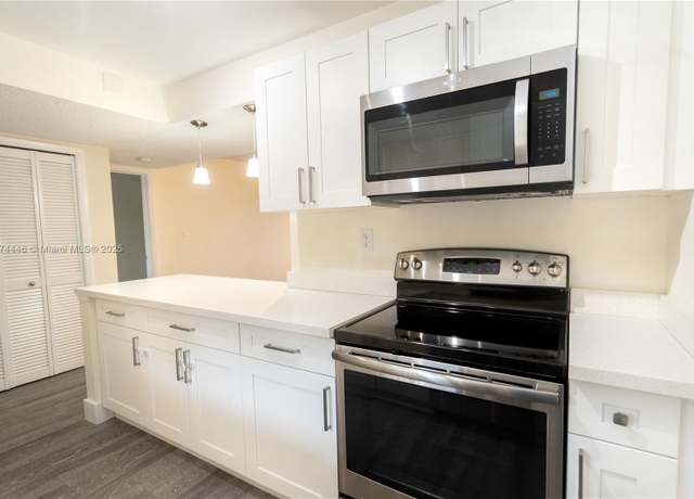 Property at 185 Lakeview Dr #102, Weston, FL 33326, 2 beds, 2 baths