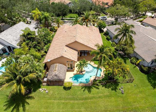 Property at 3043 Lakewood Dr, Weston, FL 33332, 5 beds, 3 baths