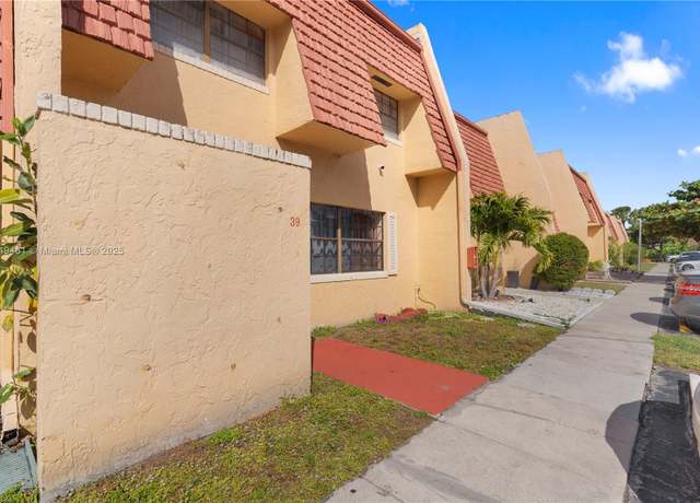 Property at 39 Canterbury Ln #39, Tamarac, FL 33319, 3 beds, 2.5 baths