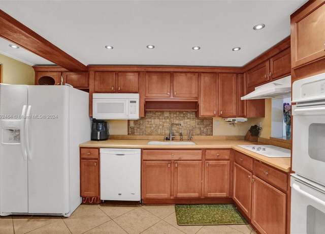Property at 6483 Racquet Club Dr #22, Lauderhill, FL 33319, 2 beds, 2.5 baths