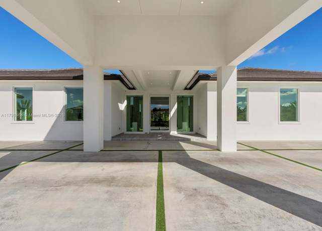 Property at 9781 NW 131st St, Hialeah Gardens, FL 33018, 6 beds, 6 baths