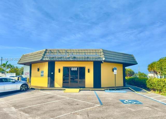 Property at 888 E Coast Ave, Lantana, FL 33462, 0.5 baths