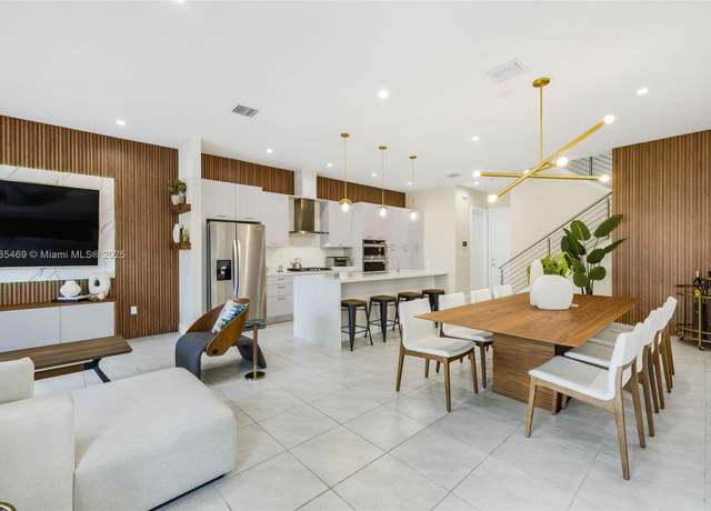 Property at 8156 NW 43rd St, Doral, FL 33166, 3 beds, 2.5 baths