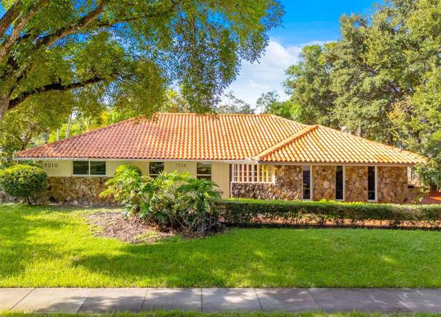 Property at 7210 W Troon Cir, Miami Lakes, FL 33014, 3 beds, 3.5 baths
