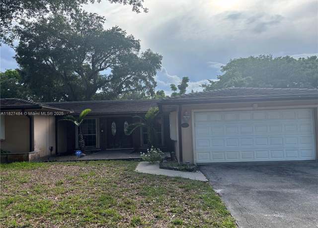 Property at 14520 Sabal Dr, Miami Lakes, FL 33014, 3 beds, 2 baths