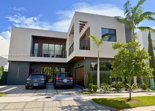 Property at 10109 NW 76th Ter, Doral, FL 33178, 5 beds, 5 baths