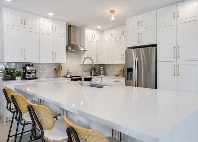 Property at 9932 NW 10th St, Miami, FL 33172, 4 beds, 4 baths