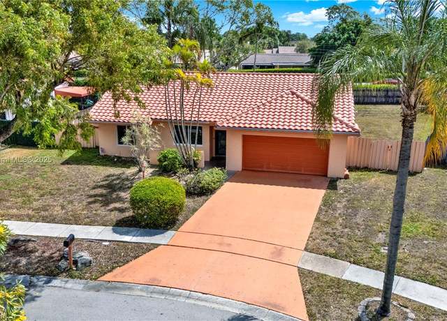 Property at 21034 Chinaberry Dr, Boca Raton, FL 33428, 3 beds, 2 baths