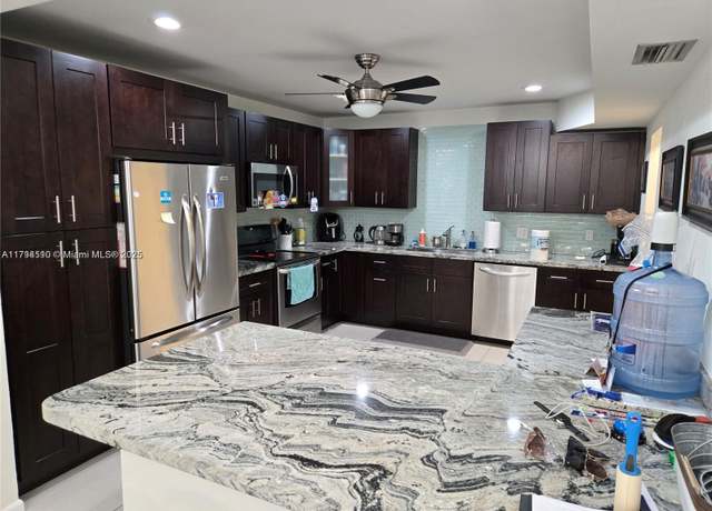 Property at 295 Jacaranda Dr #20, Plantation, FL 33324, 3 beds, 2.5 baths