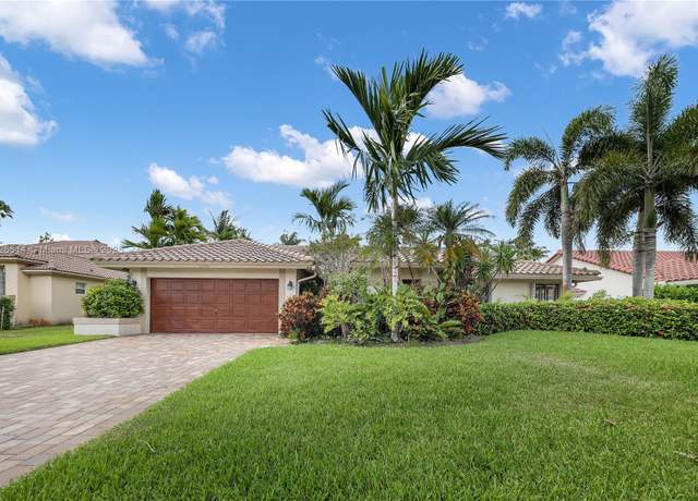 Property at 10070 NW 10th St, Plantation, FL 33322, 4 beds, 2.5 baths