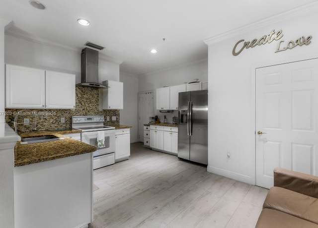 Property at 1064 Hampton Cir #54, FL 34105, 3 beds, 2.5 baths